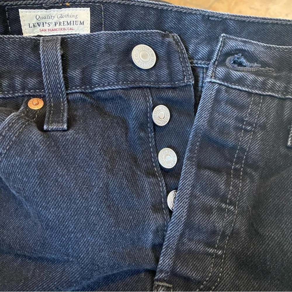 LEVI’S 501 Black Distressed Rip Raw Hem Denim Shorts Size 25